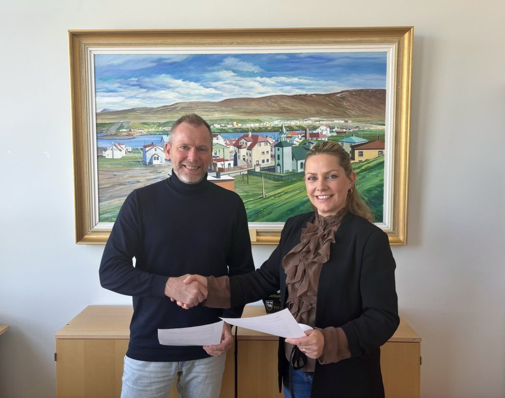 Pétur Arason, sveitarstjóri í Húnabyggð og Katrín M. Guðjónsdóttir, framkvæmdastjóri SSNV undirrita …