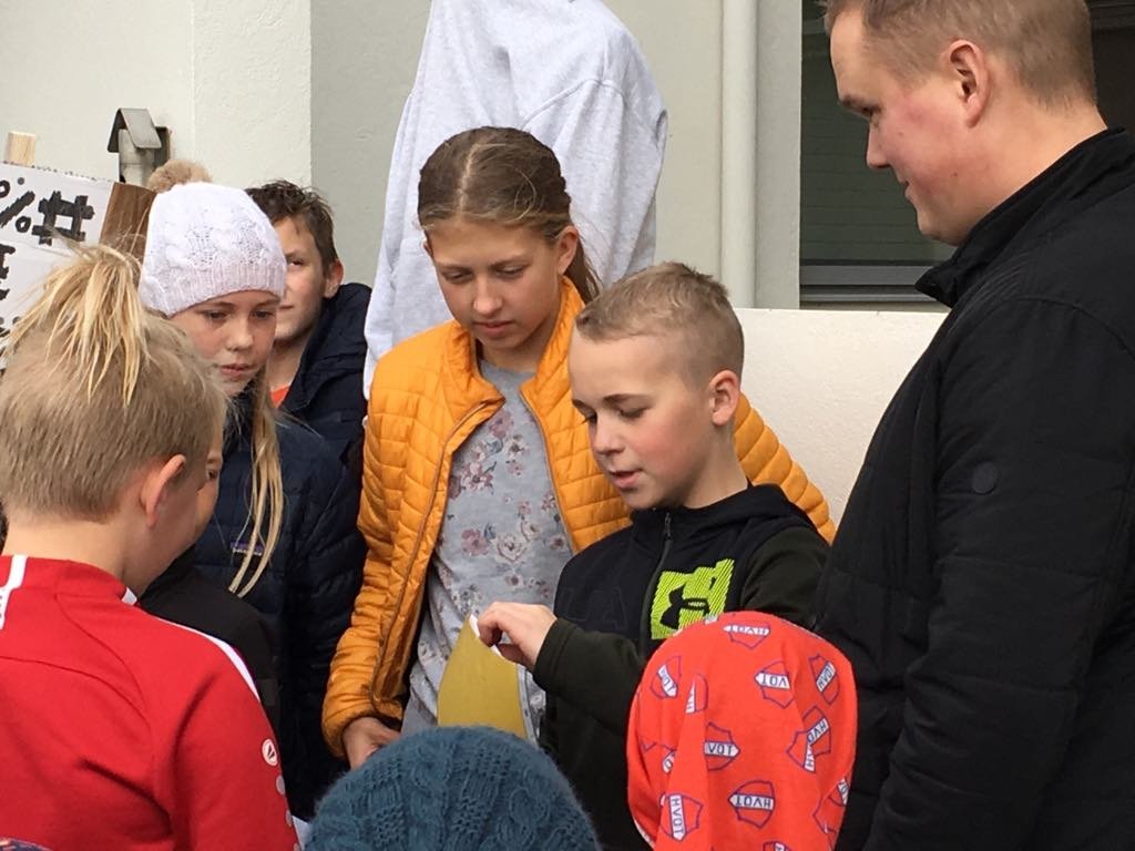 Fulltrúar nemenda afhenda Sigurgeiri Þór Jónassyni forseta sveitarstjórnar plagg með áskorunum í lof…
