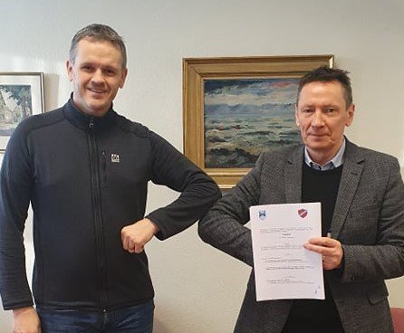 Auðunn Sigurðsson, formaður Hvatar og Valdimar O. Hermannsson, sveitarstjóri undirrita samning Hvata…