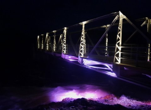 Gamla Blöndubrúin lýst með bleikum lit í október