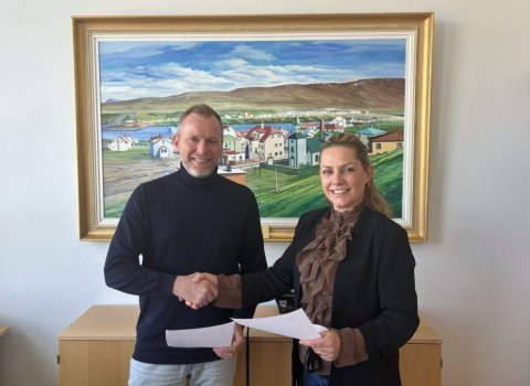 Pétur Arason, sveitarstjóri í Húnabyggð og Katrín M. Guðjónsdóttir, framkvæmdastjóri SSNV undirrita …