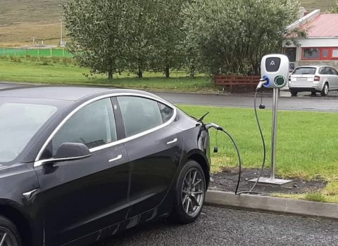 Fyrsti bíllinn hlaðinn