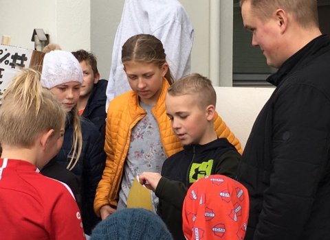 Fulltrúar nemenda afhenda Sigurgeiri Þór Jónassyni forseta sveitarstjórnar plagg með áskorunum í lof…