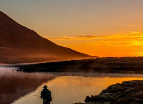 Grundartjarnir-veiðimaður í sólsetri. Ljósmynd: Róbert Daníel Jónsson
