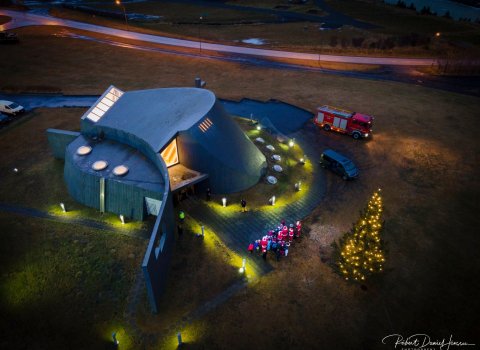 Ljósin tendruð á jólatrénu