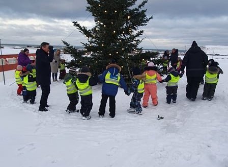 Ljósin tendruð á jólatrénu