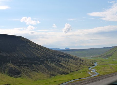 Tjaldi upp að slá, fjöllin eru blá...