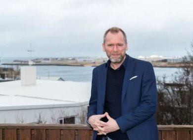 Að sigra heiminn er eins og að spila á spil