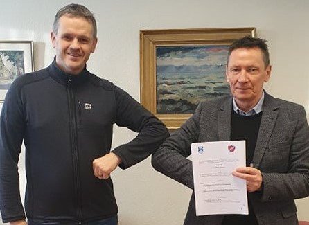 Auðunn Sigurðsson, formaður Hvatar og Valdimar O. Hermannsson, sveitarstjóri undirrita samning Hvata…