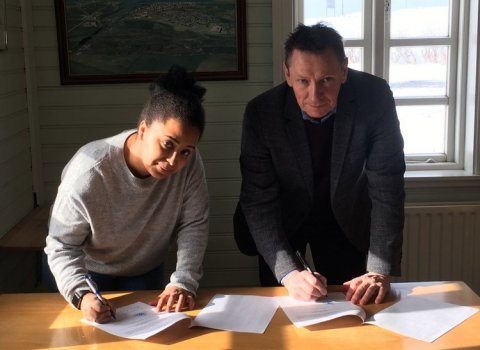 Liya og Valdimar við undirritun samningsins